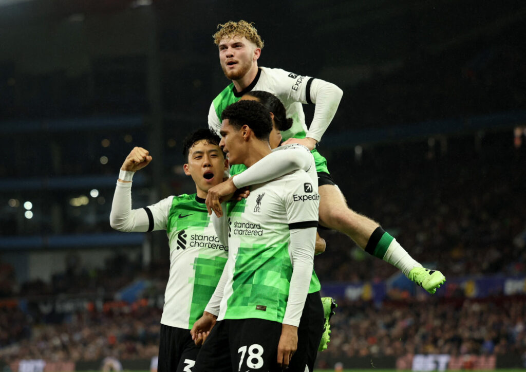 Jarell Quansah, Harvey Elliot og Wataru Endo fejrer en scoring for Liverpool.