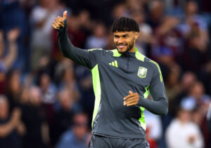 Tyrone Mings giver tommel op.