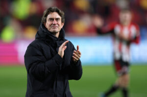 Thomas Frank klapper efter en kamp i spidsen for Brentford.