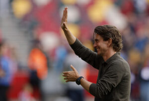 Thomas Frank hilser ud mod Brentfords fans