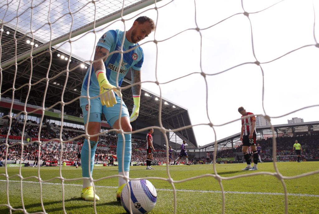 Mark Flekken samler bolden op i eget mål.