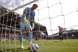 Mark Flekken samler bolden op i eget mål.