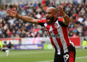 Bryan Mbeumo slår ud med armene.