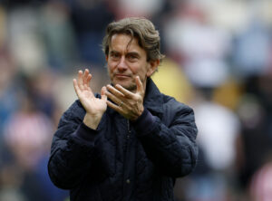 Thomas Frank takker Brentfords fans efter en af kampene i Premier League.