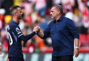 James Maddison og Ange Postecoglou giver håndtryk.