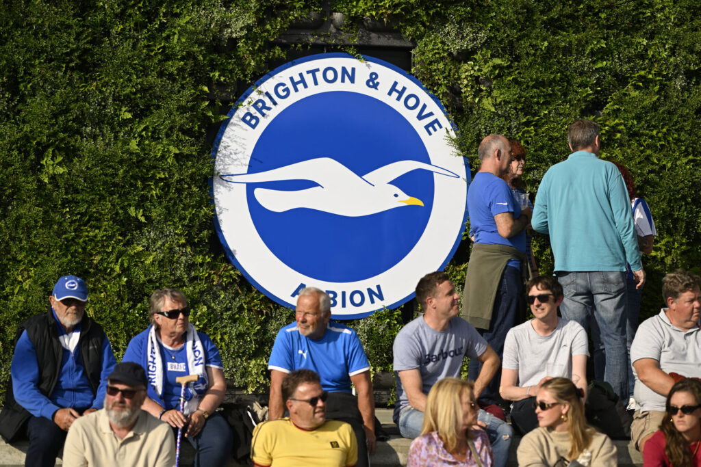 Brightons logo med fans foran.