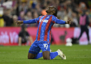 Eberechi Eze fejrer et mål for Crystal Palace.