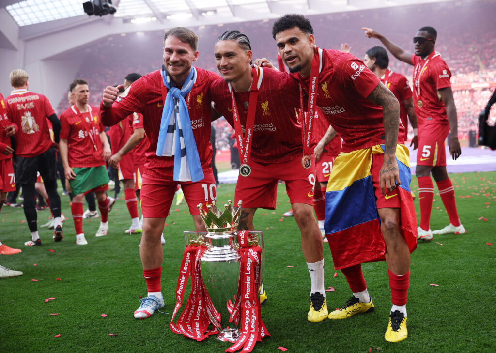 Mac Allister, Darwin Nunez og Luis Diaz med Premier League-trofæet 24/25