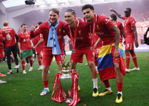 Alexis Mac Allister, Luis Diaz og Darwin Nunez fejrer Liverpools Premier League-triumf.