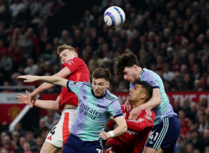 Kamp om bolden mellem United og Arsenal.