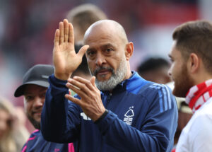 Nuno Espirito Santo vinker til Nottingham Forest-fansene