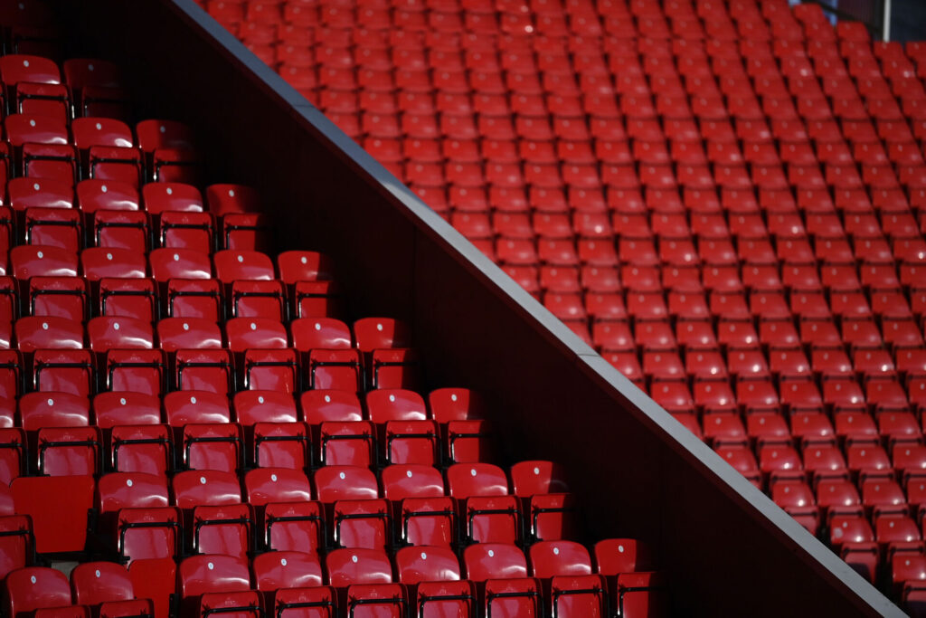 Et tomt fodboldstadion.