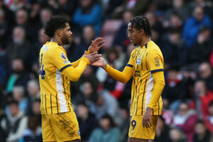 Joao Pedro fejrer et mål med sin holdkammerat.