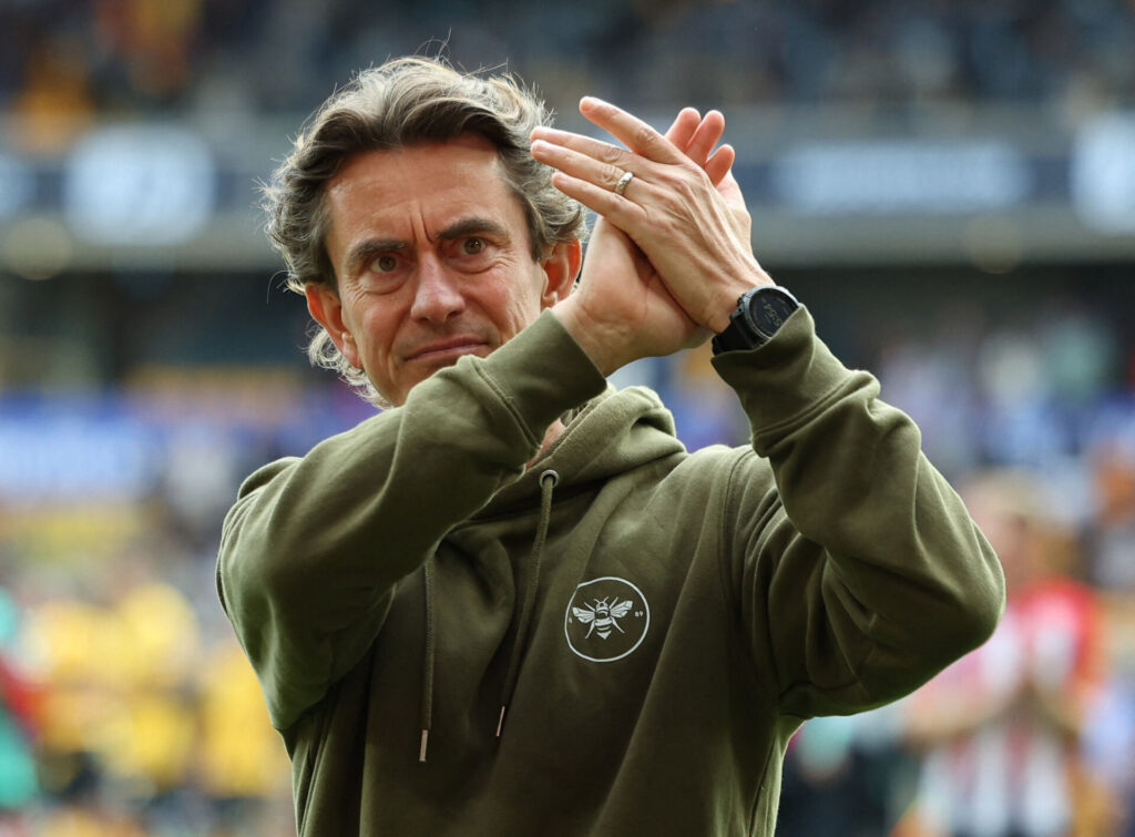 Thomas Frank klapper ud mod Brentfords fans efter en kamp.