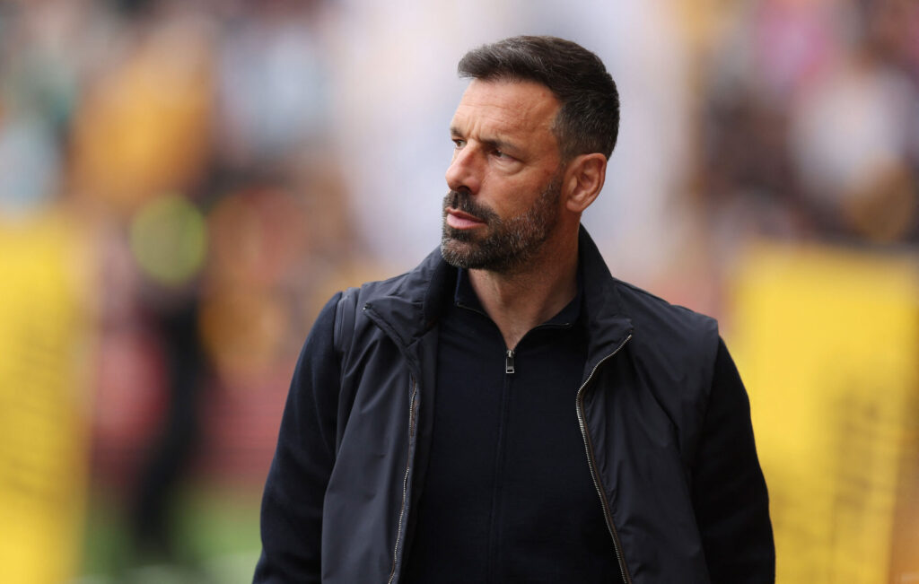 Ruud van Nistelrooy kigger.