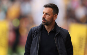 Ruud van Nistelrooy kigger.