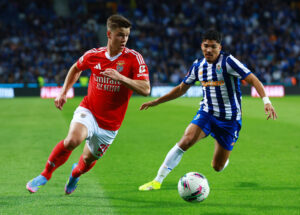 Samuel Dahl dribler i en kamp for Benfica.
