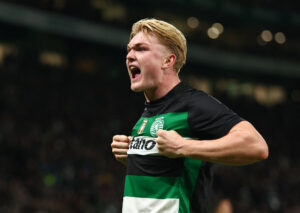 Conrad Harder jubler vildt.