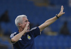 Luis Castro dirigerer sine spillere.