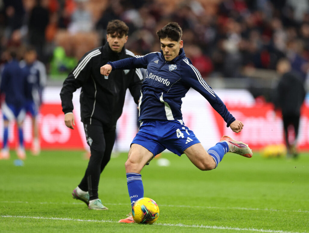 Àlex Valle varmer op for Como.