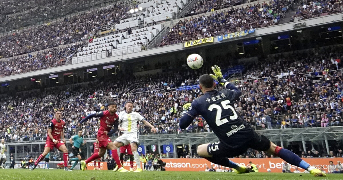Cagliari snupper Napoli-keeper Foto: Alessandro Garofalo/REUTERS
