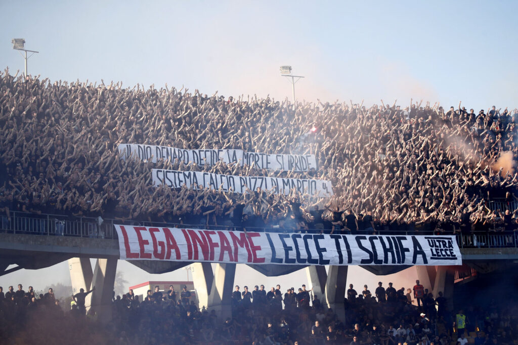 Lecces fans med banner.