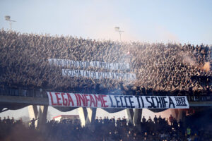 Lecces fans med banner.