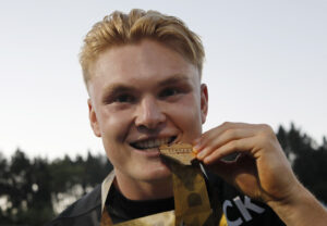Conrad Harder bider i sin medalje.