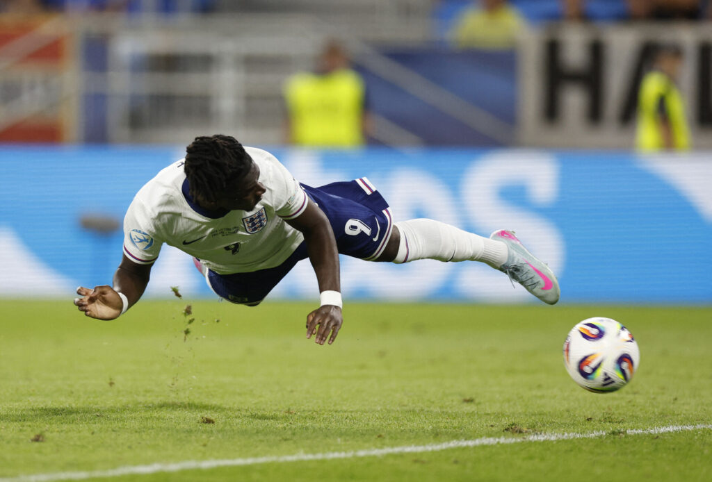 Jonathan Rowe hænger i luften.