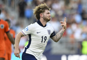 Harvey Elliott jubler efter en scoring.