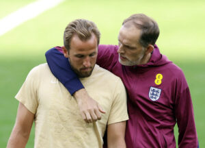 Thomas Tuchel med armen om Harry Kane.