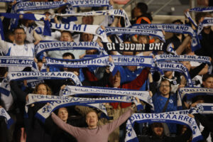 Finske fans holder halstørklæder op og synger i deres EM kvalifikationskamp mod Malta