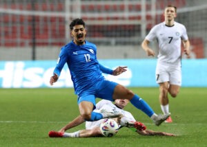 Roy Revivo i færd med at blive tacklet.