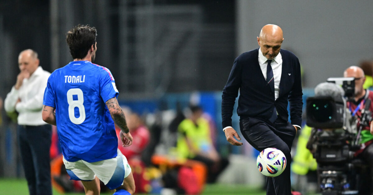 Italien rejser sig i Luciano Spallettis sidste kamp som landstræner Foto: Ritzau Scanpix/REUTERS