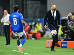 Luciano Spalletti afleverer bolden til Sandro Tonali under Italiens landskamp mod Moldova.