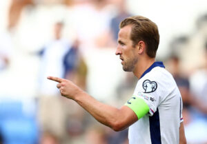 Harry Kane peger efter scoring.