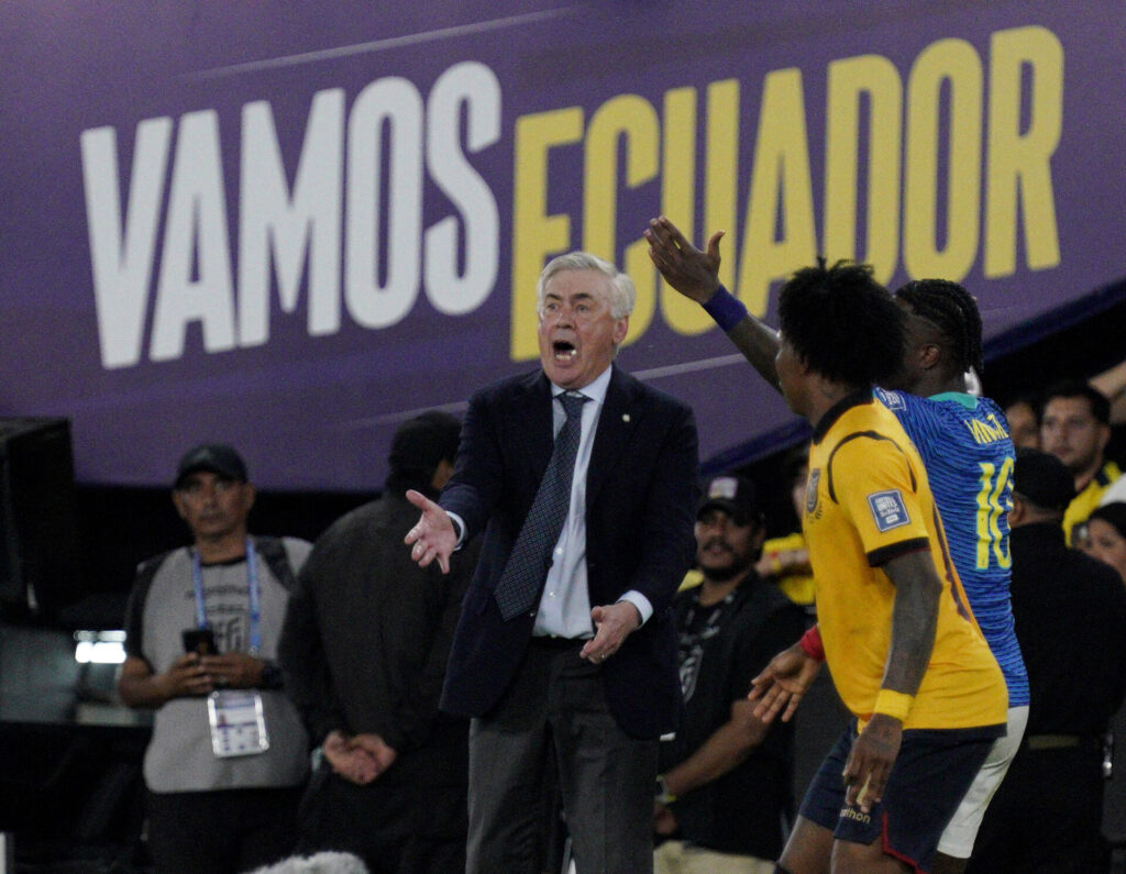 Carlo Ancelotti gestikulerer i sin debut for Brasilien.