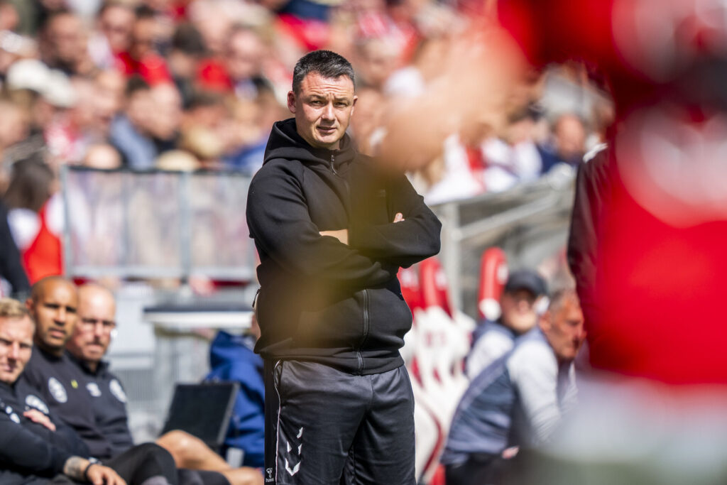 Thomas Nørgaard med korslagte arme under en af Sønderjyskes kampe.