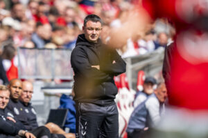 Thomas Nørgaard med korslagte arme under en af Sønderjyskes kampe.