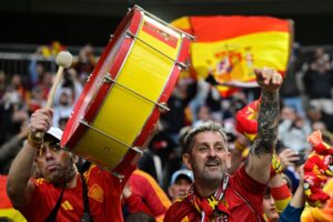 Spanien fans med tromme ved UEFA Nations League-finalen mod Portugal 2025