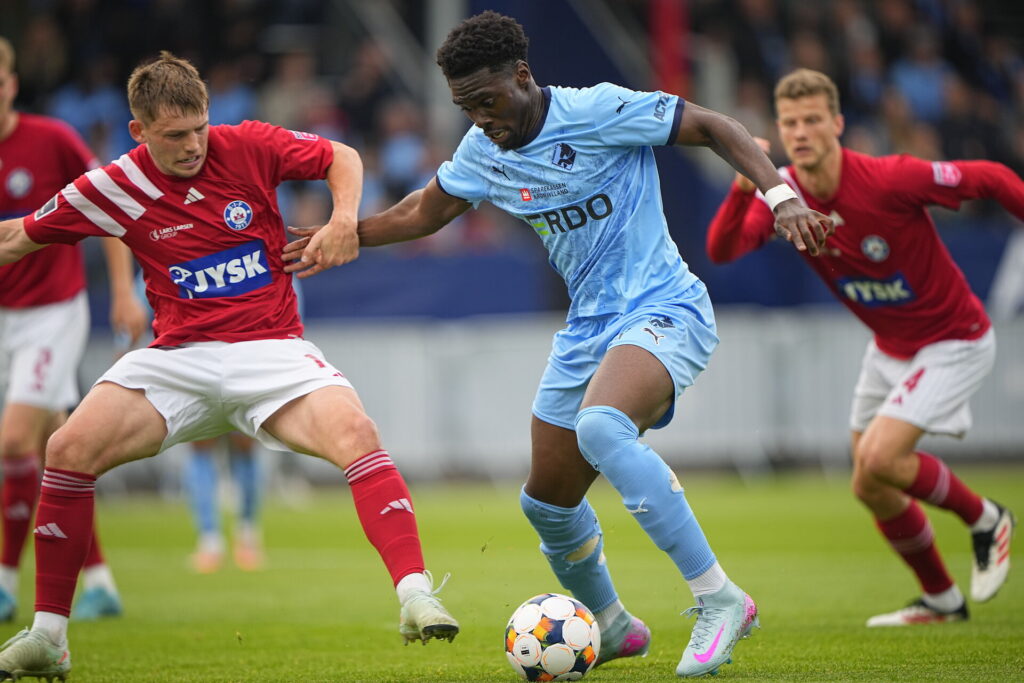 Kamp om bolden mellem Randers FC og Silkeborg IF's spillere.