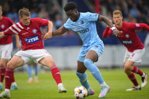 Kamp om bolden mellem Randers FC og Silkeborg IF's spillere.