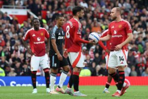 Bruno Fernandes giver bolden til Christian Eriksen.