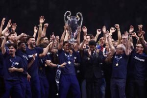 PSG-spillerne løfter Champions League-trofæet