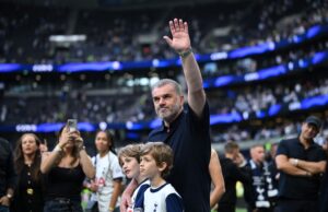 Ange Postecoglou sammen med sine børn i Bilbao.