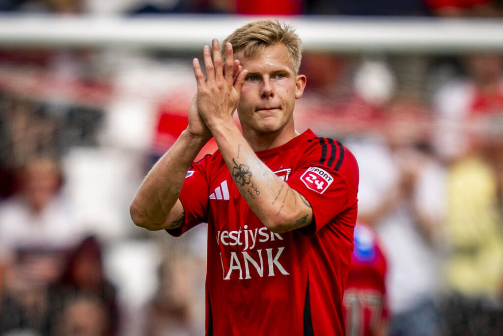 Thomas Gundelund klapper ud til Vejles fans.