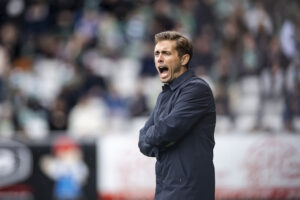 Jakob Poulsen råber ad sine spillere.