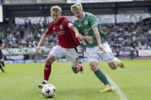 Thomas Gundelund i kamp om bolden mod Viborg FF's Isak Jensen.