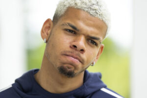 William Osula lægger hovedet på skrå under et interview under en landsholdsssamling med Danmarks U21-landshold