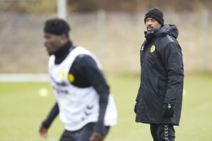 David Nielsen ser til under Horsens-træning.